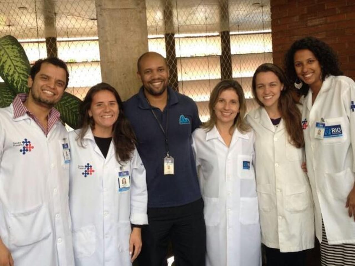 Equipe de profissionais de saúde reunida em um encontro de formação