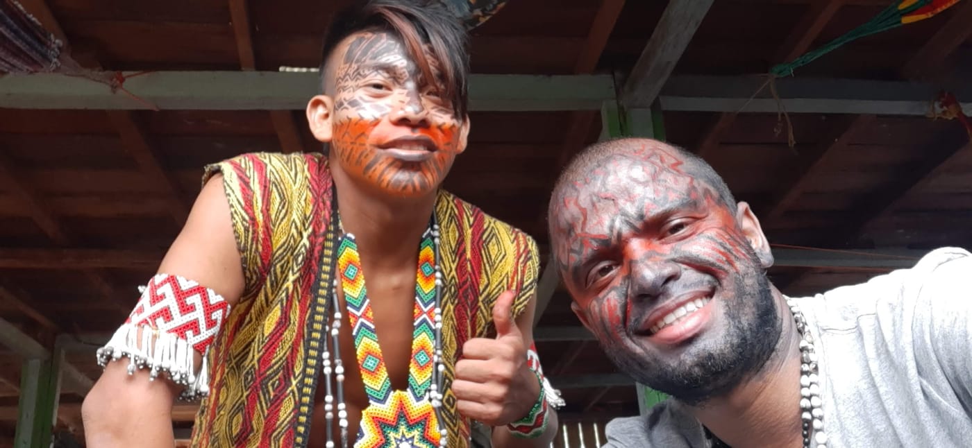 Pintura tradicional no rosto, durante a convivência na aldeia