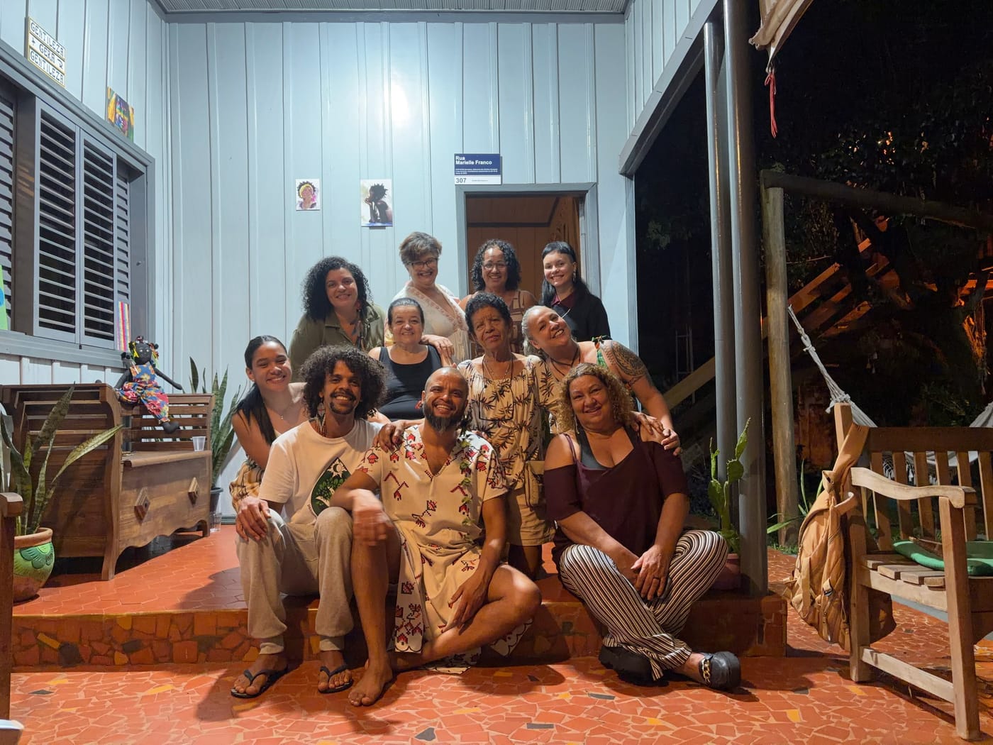 Participantes do Luau reunidos na varanda da casa