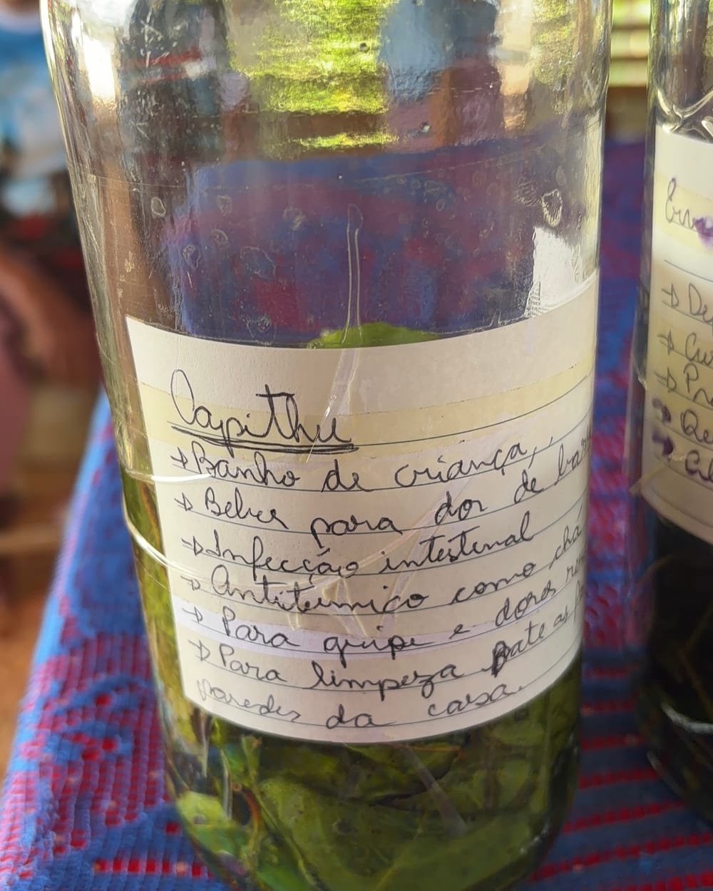 Garrafada de capitiú com as indicações escritas à mão no rótulo