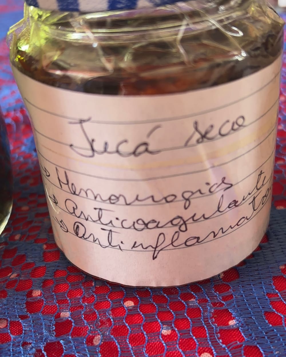 Pote de jucá seco com as indicações anotadas no rótulo
