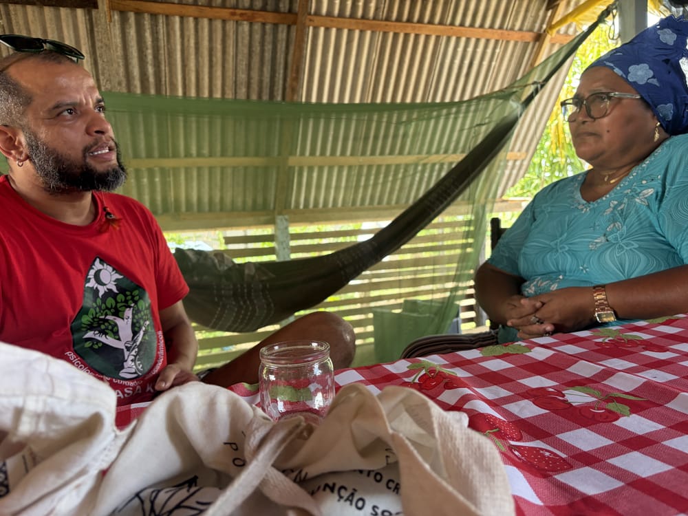 Conversa à mesa na Casa da Cabocla Erondina, em São Gabriel da Cachoeira