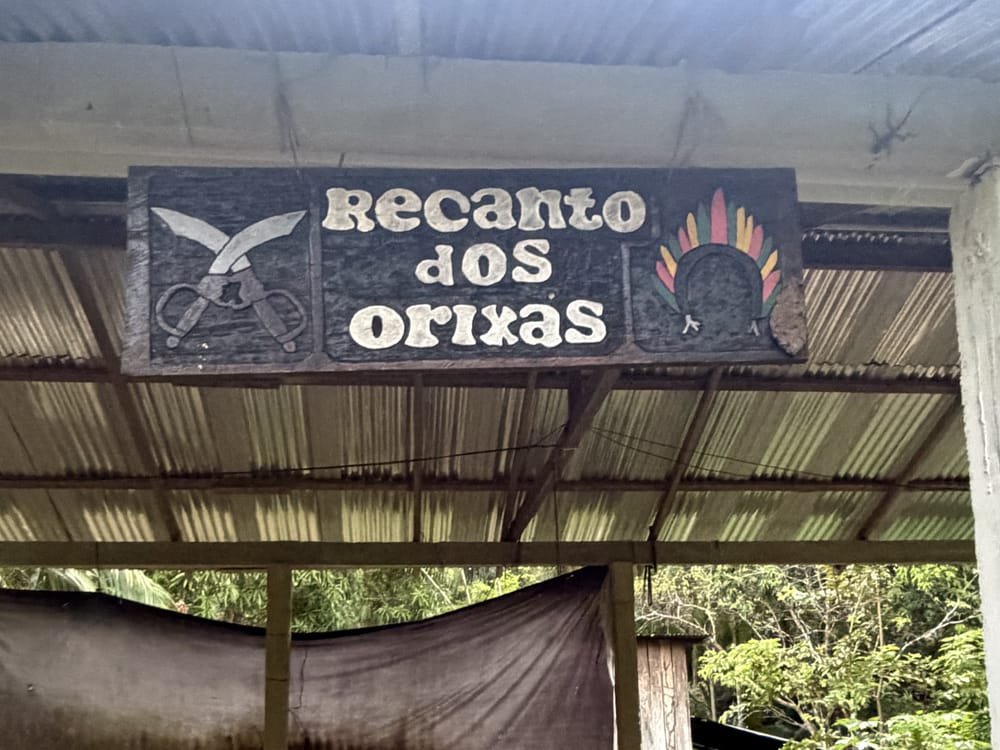 A placa do Recanto dos Orixás, na Casa da Cabocla Erondina