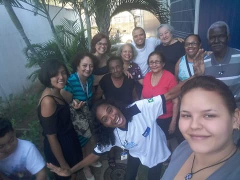 Grupo reunido ao ar livre
